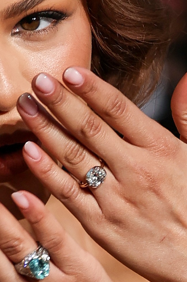 Seperti dikutip dari Page Six, Zendaya mengenakan cincin berlian 5,02 karat dari Jessica McCormack, yang terdaftar sebagai cincin tunangan di situs resmi desainer tersebut. Cincin itu menampilkan potongan berlian berbentuk cushion cut dalam gaya Georgia yang dipasang pada emas putih dan emas kuning 18 karat. Foto: WireImage/Matt Winkelmeyer