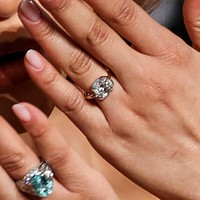 Seperti dikutip dari Page Six, Zendaya mengenakan cincin berlian 5,02 karat dari Jessica McCormack, yang terdaftar sebagai cincin tunangan di situs resmi desainer tersebut. Cincin itu menampilkan potongan berlian berbentuk cushion cut dalam gaya Georgia yang dipasang pada emas putih dan emas kuning 18 karat. Foto: WireImage/Matt Winkelmeyer