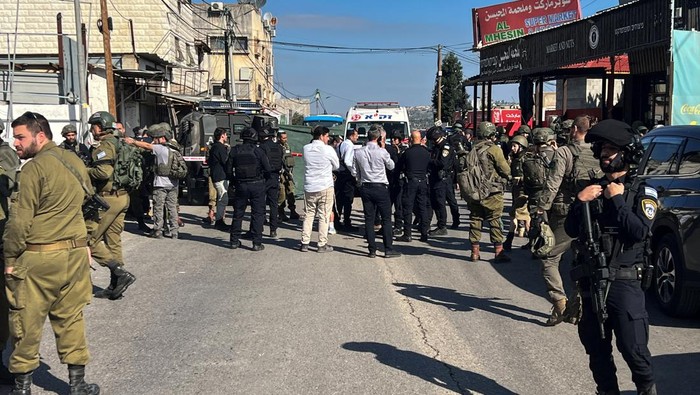 Israeli security and rescue personnel at the scene of a shooting attack on a car and bus where at least three Israelis were killed near Kedumim in the Israeli-occupied West Bank, Israel's national ambulance service Magen David Adom (MDA) said, January 6, 2025. REUTERS/Rami Amichay TPX IMAGES OF THE DAY