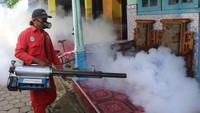 Fogging tersebut guna mengendalikan perkembangbiakan nyamuk Aedes aegypti yang telah mengakibatkan sedikitnya 17 warga Kota Kediri terkena chikungunya.