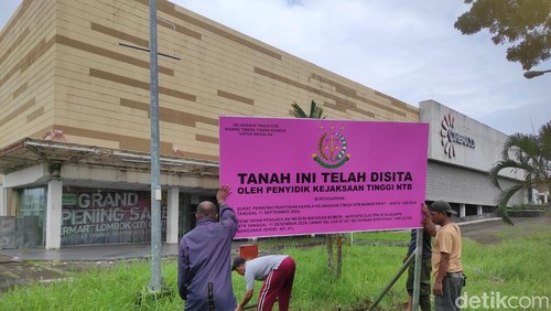 Pemasangan plang penyitaan oleh Kejati NTB terhadap lahan LCC, Lombok Barat. (istimewa)