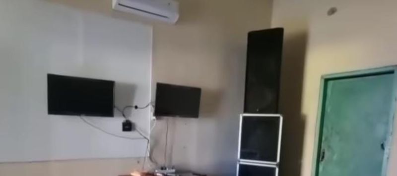 Perangkat audio dan visual yang digunakan di tempat karaoke yang menggunakan salah satu ruangan di RSUD Kertosono, Nganjuk.