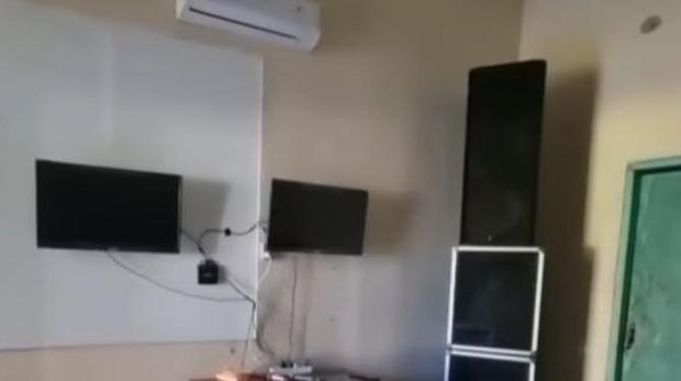 Perangkat audio dan visual yang digunakan di tempat karaoke yang menggunakan salah satu ruangan di RSUD Kertosono, Nganjuk.