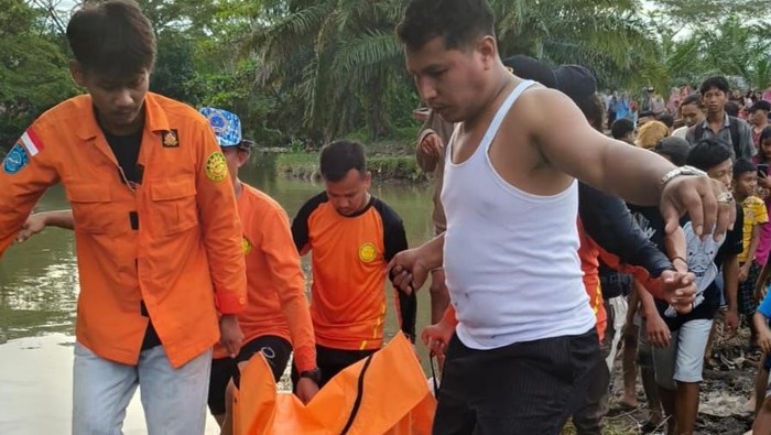 Petugas Basarnas bersama warga saat mengevakuasi korban. (Foto: Dok. Basarnas Medan).