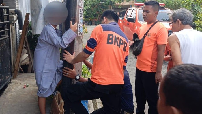 Petugas BPBD Pasuruan evakuasi kaki anak yang terjepit di antara tiang