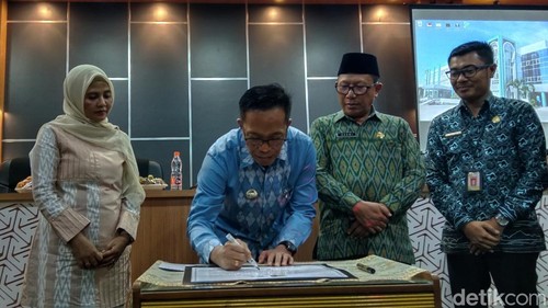 Pj Bupati Lombok Timur Juaini Taofik menandatangani prasasti peresmian BLUD RSUD Lombok Timur, Selasa (7/1/2025).