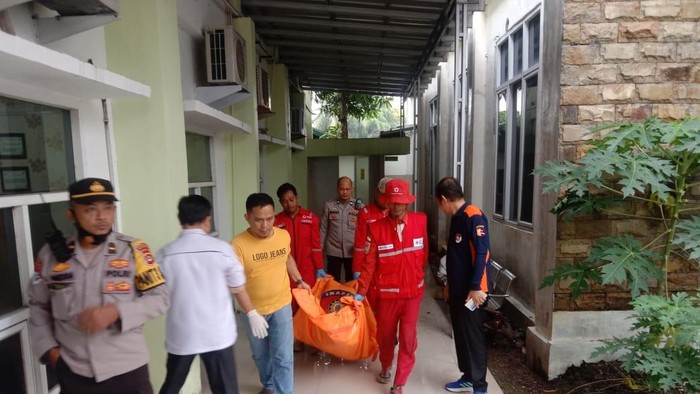 Polisi saat mengevakuasi korban ke RS Bhayangkara Palembang