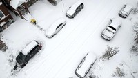 Sementara, negara bagian timur New York dan Pennsylvania menghadapi salju tebal akibat efek danau dari Great Lakes yang dapat menumpahkan salju sebanyak 61 cm. Perusahaan prakiraan cuaca AccuWeather mengatakan, pada Sabtu, bahwa total salju dari efek danau di wilayah tersebut, yang telah diselimuti salju minggu ini, dapat mencapai empat kaki. AP/Jeff Roberson