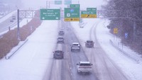 Separuh dari jumlah tersebut berada di negara bagian Kentucky dan Virginia. Warga di Indiana, Virginia Barat, dan Illinois juga menghadapi masalah listrik yang signifikan. AP/Michael Conroy