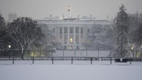 Selain itu, ada gangguan aliran listrik di permukiman. Merujuk situs poweroutages.us, lebih dari 300.000 pelanggan mengalami gangguan listrik. AP/Matt Rourke