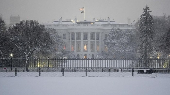 The White House is pictured during a winter snow storm in Washington, Monday, Jan. 6, 2025. (AP Photo/Matt Rourke)