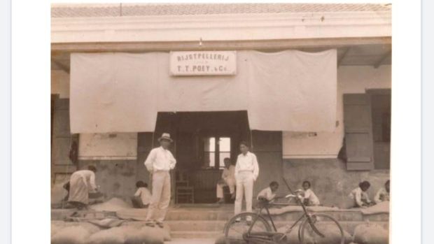 Potret pabrik Rijstpellerij TT. POEY & Co milik Tuan Poey Liong Gie. Foto bersumber dari Yap Soci San Fotografi, Indramayu yang diperkirakan diambil pada tahun 1937