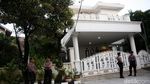 Potret Penjagaan Penggeledahan Rumah Hasto di Bekasi