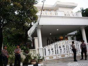 Hasto Tidak di Rumah Bekasi Saat KPK Geledah