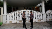 Sejumlah personel kepolisian dengan senjata laras panjang menjaga kegiatan penggeledahan yang dilakukan oleh KPK.