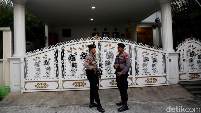 Potret Penjagaan Rumah Hasto yang Digeledah KPK KPK melakukan penggeledahan rumah Sekjen PDIP Hasto Kristiyanto di Bekasi, Jawa Barat, Kamis (7/1/2025). Penggeledahan itu dengan dijaga polisi bersenjata.