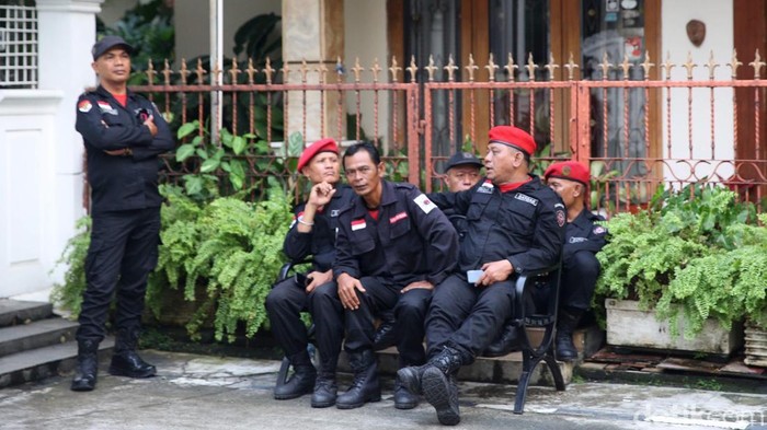 Potret Penjagaan Rumah Hasto yang Digeledah KPK KPK melakukan penggeledahan rumah Sekjen PDIP Hasto Kristiyanto di Bekasi, Jawa Barat, Kamis (7/1/2025). Penggeledahan itu dengan dijaga polisi bersenjata.