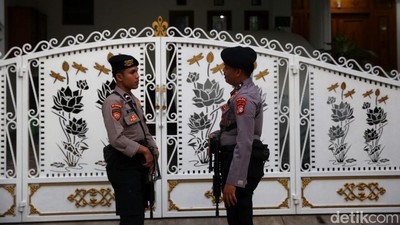 Potret Penjagaan Penggeledahan Rumah Hasto di Bekasi