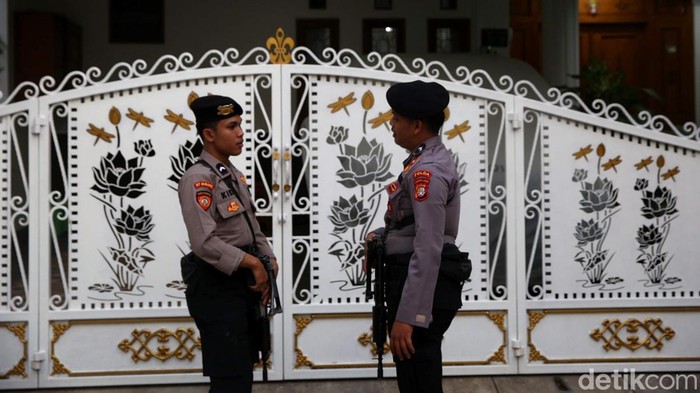 KPK melakukan penggeledahan rumah Sekjen PDIP Hasto Kristiyanto di Bekasi, Jawa Barat, Kamis (7/1/2025). Penggeledahan itu dengan dijaga polisi bersenjata.