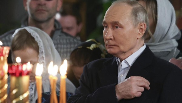 Potret Presiden Putin Khusyuk Jalani Ibadah Natal Ortodoks