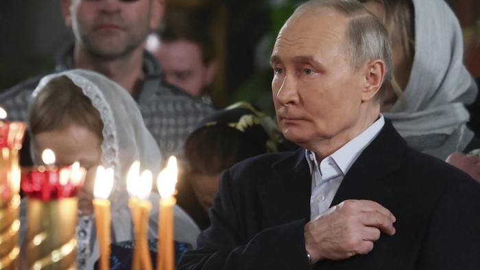 Potret Presiden Putin Khusyuk Jalani Ibadah Natal Ortodoks Russian President Vladimir Putin attends the Christmas Service at the Saint George Church in Moscow, Monday, Jan. 6, 2025. (Vyacheslav Prokofyev, Sputnik, Kremlin Pool Photo via AP)