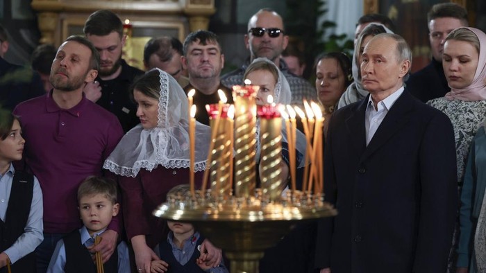 Russian President Vladimir Putin attends the Christmas Service at the Saint George Church in Moscow, Monday, Jan. 6, 2025. (Vyacheslav Prokofyev, Sputnik, Kremlin Pool Photo via AP)
