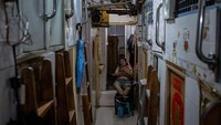 Coffin homes atau rumah peti mati muncul pada akhir tahun 1950-an yang mayoritas dihuni oleh imigran baru dari China sebagai hunian yang disediakan oleh majikan.  