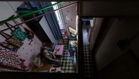 Untuk tempat tidur berukuran 1,1 meter persegi tersebut, penghuni harus membayar sewa 2,300  dolar Hong Kong.  