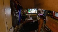 Sum (72) tidur di rumah peti matinya di Hong Kong, pada 15 Agustus 2024. Di balik gemerlapnya Hong Kong sebagai pusat perdagangan dunia, tak sedikit masyarakatnya yang kesulitan mendapatkan tempat tinggal dan memilih tinggal di coffin homes.  
