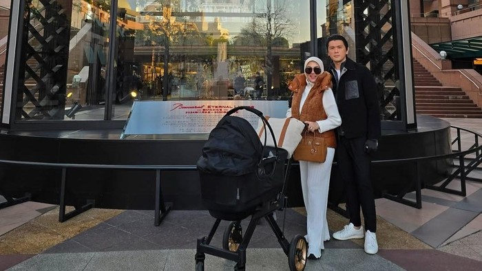 Potret Syahrini dan Reino Barack Ajak Anak Pulang Kampung