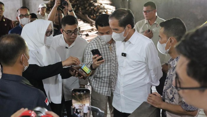 Presiden Ke-7 Republik Indonesia, Joko Widodo (Jokowi) mengunjungi Bank Sampah Banjarnegara (BSB) di Desa Kasilib, Wanadadi, Banjarnegara.