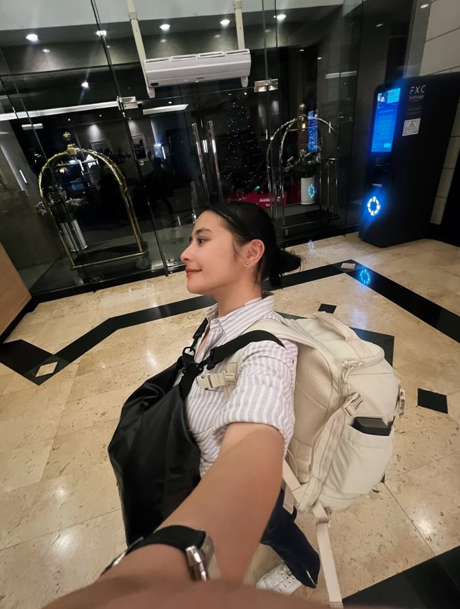 Liburan ala backpacker, wanita 28 tahun itu tampak membawa 2 ransel berukuran cukup besar yang digendong di bagian belakang dan depan tubuhnya. Foto: Instagram/@prillylatuconsina96