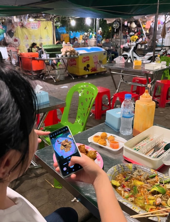 Dari foto yang dibagikan terlihat Prilly yang menjajal aneka makanan kaki 5 di sana. Foto: Instagram/@prillylatuconsina96