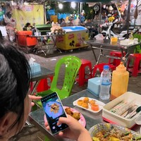 Dari foto yang dibagikan terlihat Prilly yang menjajal aneka makanan kaki 5 di sana. Foto: Instagram/@prillylatuconsina96