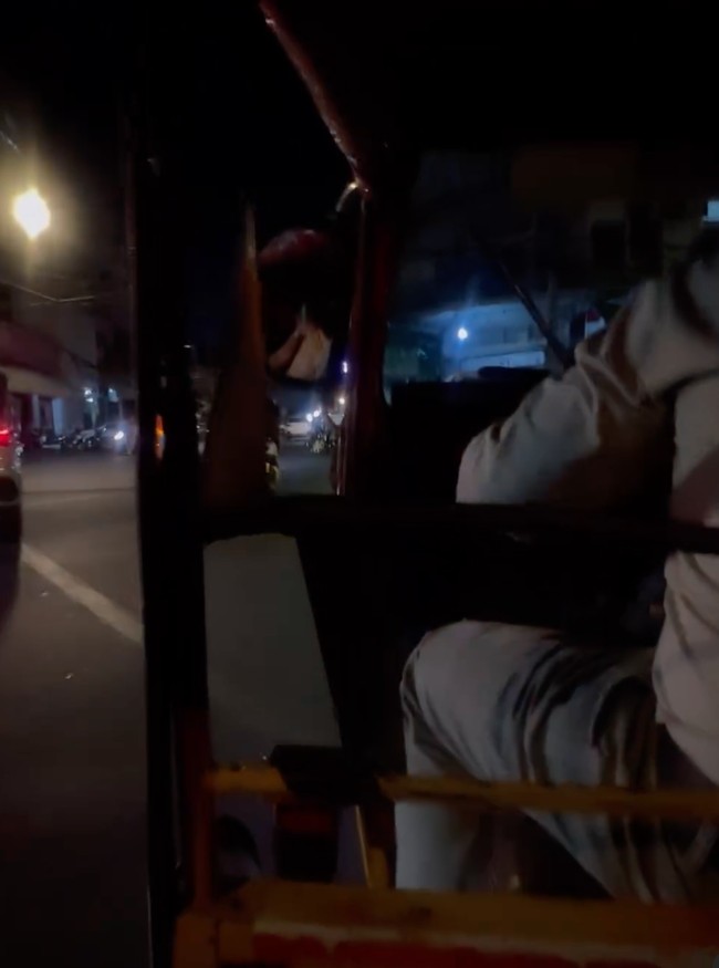 Tak hanya menjajal street food di sana, Prilly juga menggunakan transportasi umum selama liburan di Kamboja. Foto: Instagram/@prillylatuconsina96