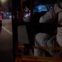 Tak hanya menjajal street food di sana, Prilly juga menggunakan transportasi umum selama liburan di Kamboja. Foto: Instagram/@prillylatuconsina96