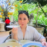 Selama liburan di Kamboja penampilan Prilly juga selalu terlihat simpel, seperti dalam foto yang satu ini. Ia tampak mengenakan kemeja garis-garis dengan lengan panjang yang digulung. Foto: Instagram/@prillylatuconsina96