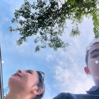 Yang tak kalah bikin banyak netizen heboh foto kebersamaan Prilly dan Omara yang akhirnya diunggah ke medsos. Banyak yang menyebut jika keduanya go publik melalui foto tersebut. Foto: Instagram/@prillylatuconsina96