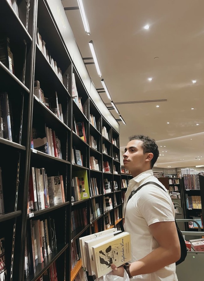 Tak hanya setengah, dalam foto ini tampak jelas jika pria yang menemani Prilly liburan ke Kamboja memang aktor Omara Esteghlal. Sebelumnya keduanya memang sudah digosipkan memiliki hubungan spesial. Foto: Instagram/@prillylatuconsina96