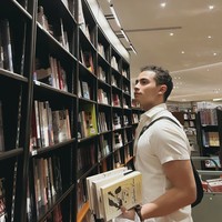 Tak hanya setengah, dalam foto ini tampak jelas jika pria yang menemani Prilly liburan ke Kamboja memang aktor Omara Esteghlal. Sebelumnya keduanya memang sudah digosipkan memiliki hubungan spesial. Foto: Instagram/@prillylatuconsina96