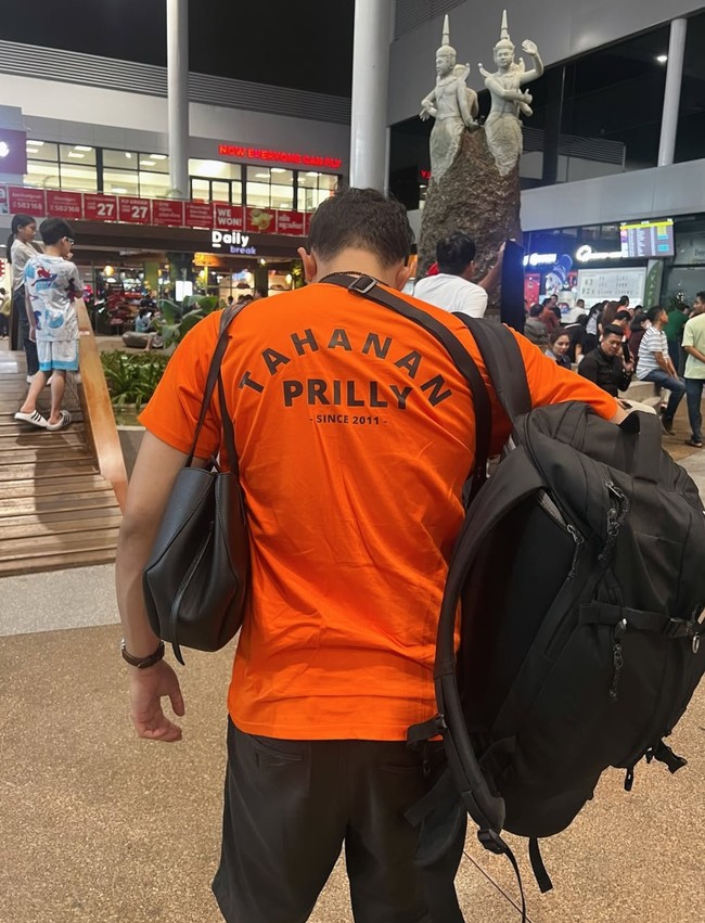 Mengenakan pakaian oranye bertuliskan Tahanan Prilly since 2011 seolah menegaskan jika Omara dan Prilly memang punya hubungan spesial. Unggahan Prilly pun langsung ramai dikomentari banyak netizen. Foto: Instagram/@prillylatuconsina96