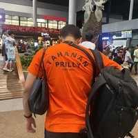 Mengenakan pakaian oranye bertuliskan Tahanan Prilly since 2011 seolah menegaskan jika Omara dan Prilly memang punya hubungan spesial. Unggahan Prilly pun langsung ramai dikomentari banyak netizen. Foto: Instagram/@prillylatuconsina96