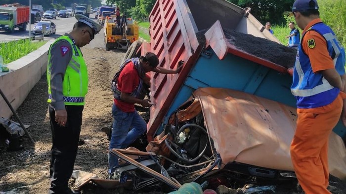 Proses evakuasi sopir truk tronton yang terjepit usai kecelakaan di Tol Semarang ABC, Kecamatan Tembalang, Kota Semarang, Selasa (7/1/2025).