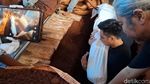 Momen Baim Wong Turun ke Liang Lahad Makamkan Sang Ayah