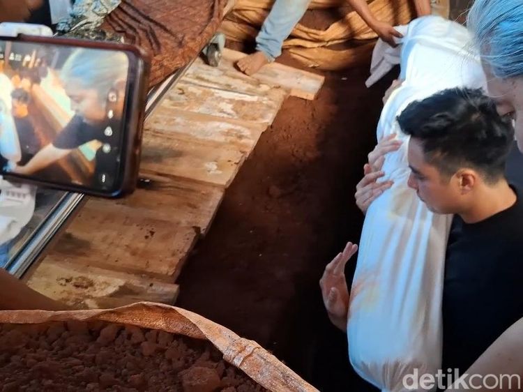 Momen Baim Wong Turun ke Liang Lahad Makamkan Sang Ayah