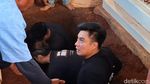 Momen Baim Wong Turun ke Liang Lahad Makamkan Sang Ayah