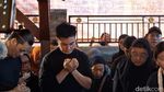 Momen Baim Wong Turun ke Liang Lahad Makamkan Sang Ayah