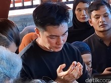 Baim Wong Minta Doa Usai Ayahnya Dimakamkan di Purwakarta