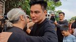 Momen Baim Wong Turun ke Liang Lahad Makamkan Sang Ayah