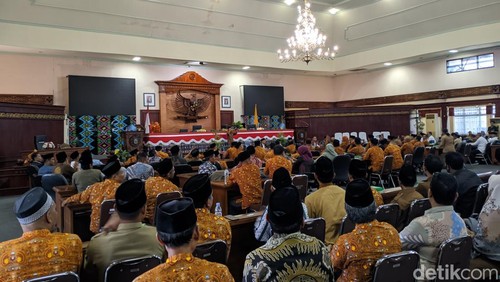 Puluhan Guru datangi kantor DPRD NTB buntut 2 tahun belum terima uang THR dan gaji ke 13, Selasa (7/1/2025).(Ahmad Viqi/detikBali)